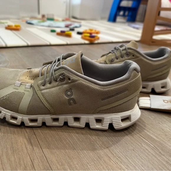 Used condition ON women’s tennis shoes - Picture 3 of 9